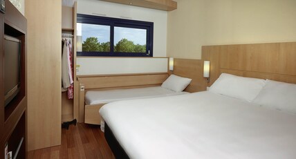 ibis Site du Futuroscope Room Type - Standard Room with one double bed and one single bed ibis Site du Futuroscope Room Type - Standard Room with one double bed and one single bed
