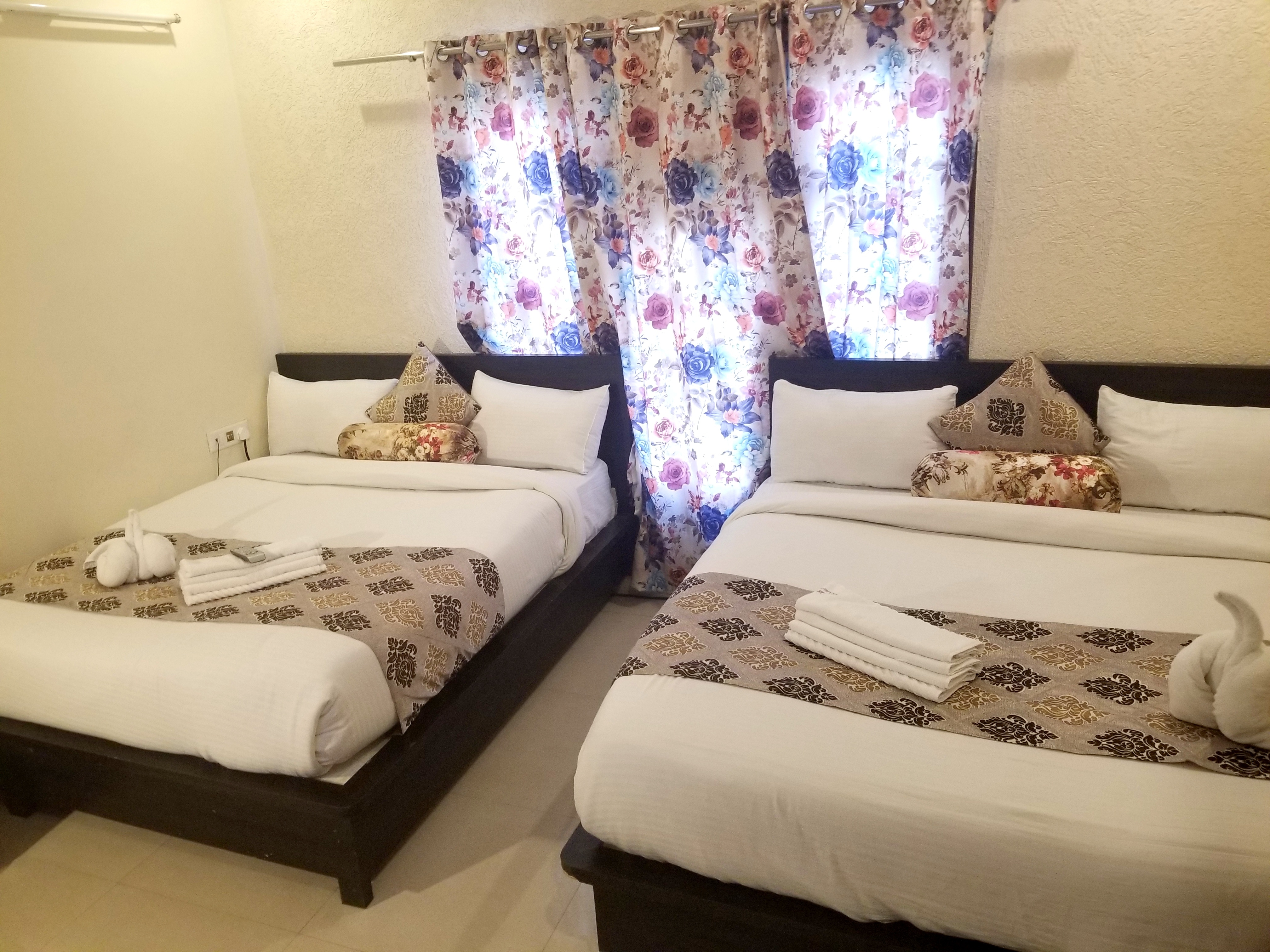 Hotel Krishnas | 200 meter from Golden Temple - Tap to explore photos