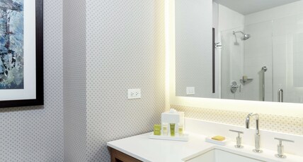 Hilton Chicago/Oak Brook Hills Resort & Conference Center Room Type - 1 KING BED CORNER ROOM