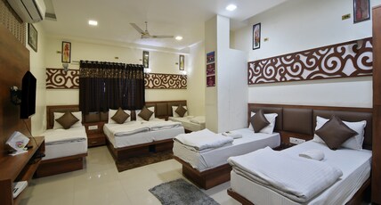 HOTEL MIDLAND  Room Type - Family Room (Six Bed)