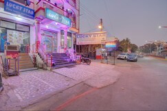 Hotel Lucky CENTRAL BUS STOP