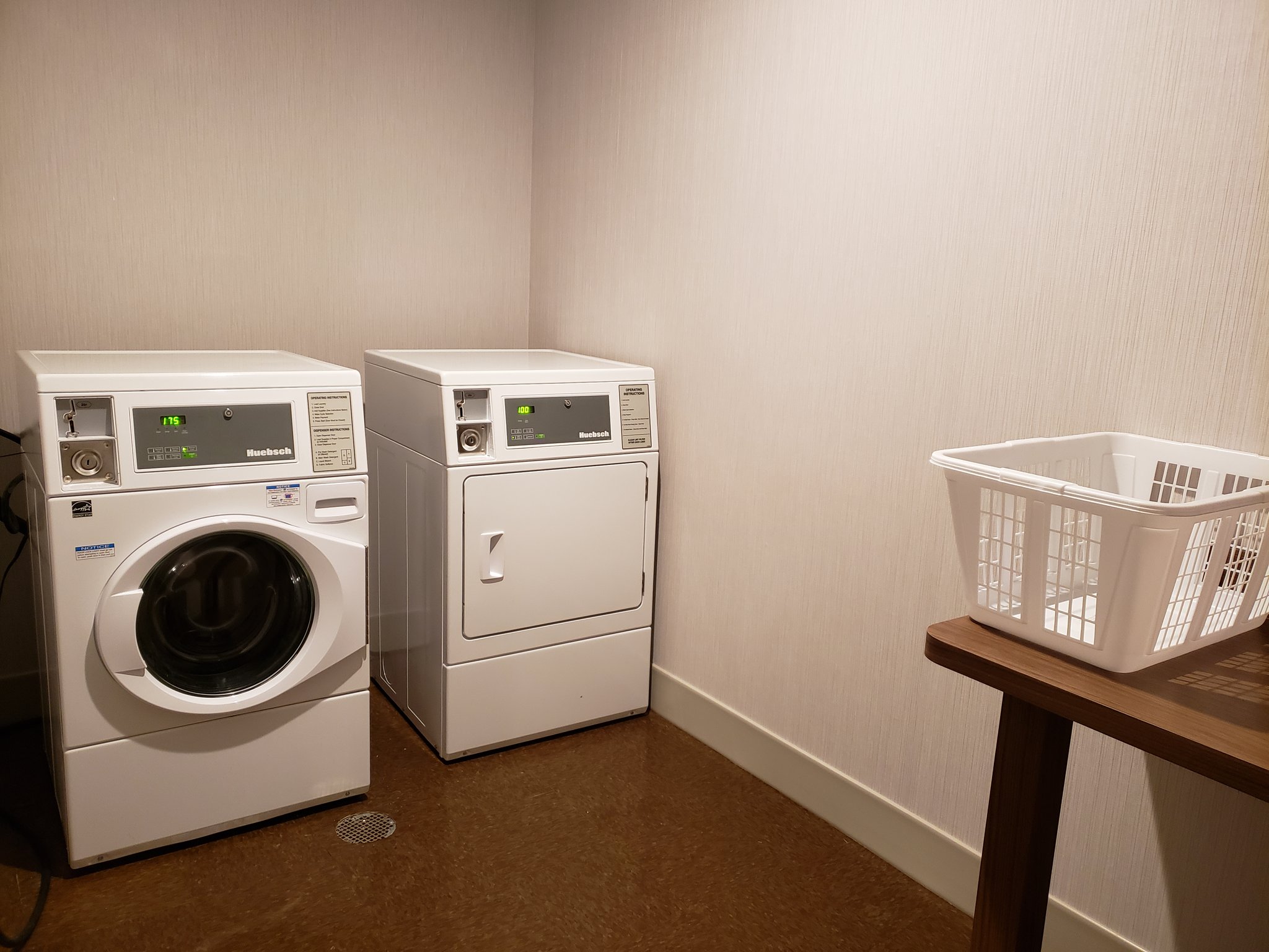Holiday Inn Express & Suites MACON NORTH - Tap to explore photos