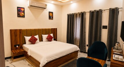 HOTEL AMBA REGENCY Room Type - Deluxe Room with Balcony