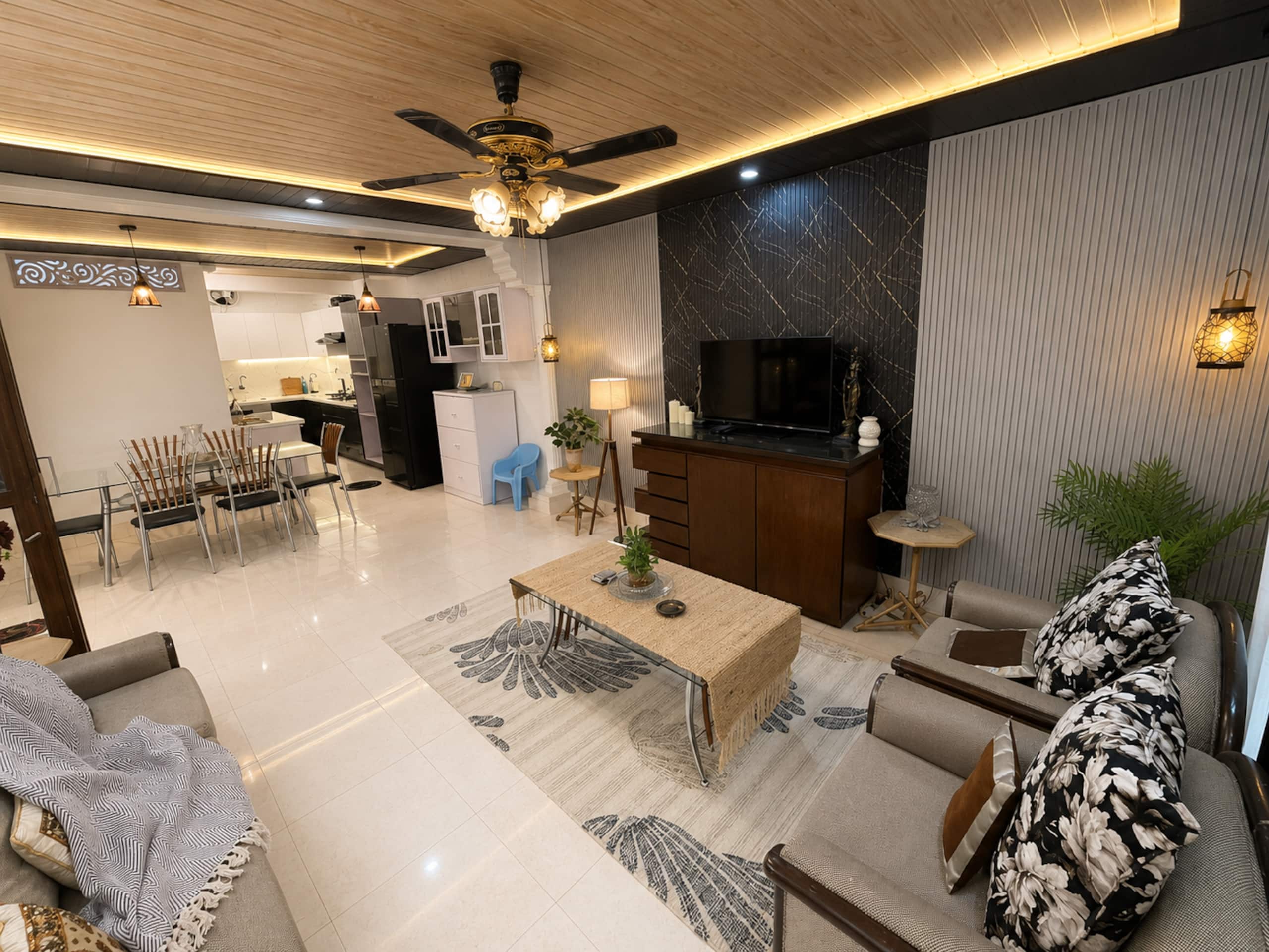 Valley VIEW 2BHK Secluded 1KM from Mall RD Parking - Tap to explore photos