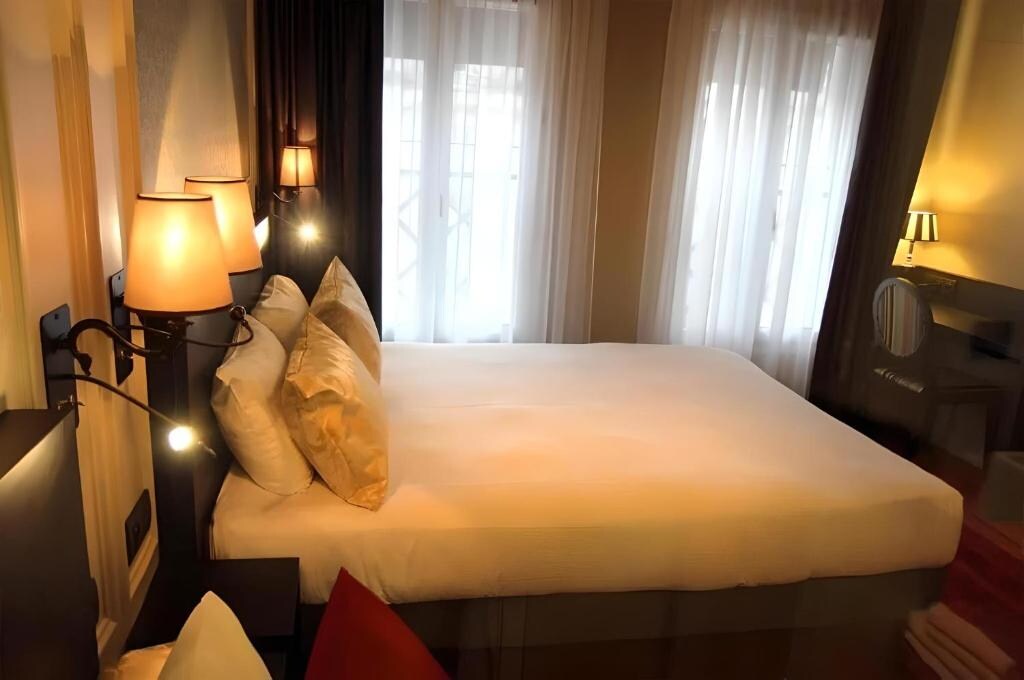 Montmartre Saint Pierre Hotel - Tap to explore photos