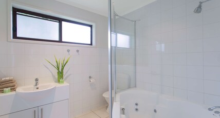 Best Western Colonial Village Motel Room Type - Suite - 1 King 3 Singles, Non-Smoking, Two Bedrooms, Jetted Tub, Flat Screen Television, Cable Tv, K