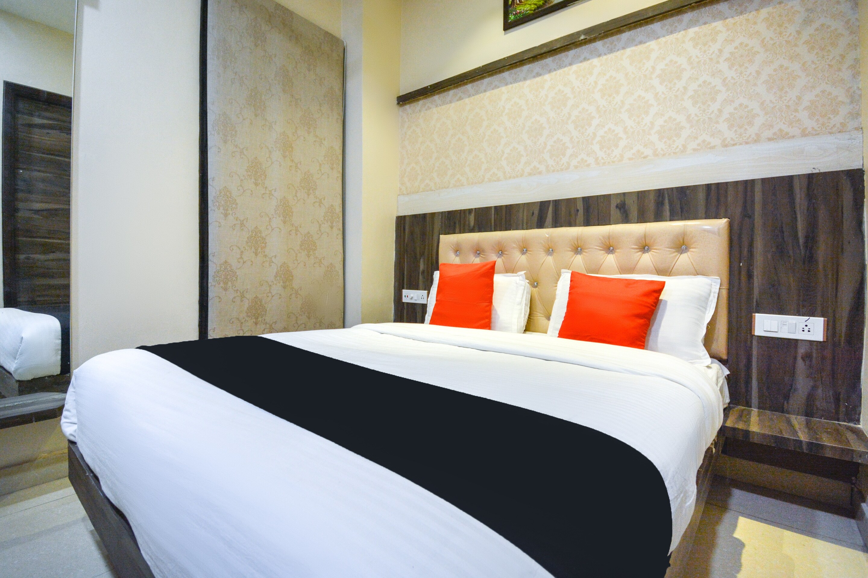 Hotel O Moments Inn - Tap to explore photos