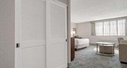 Hilton Arlington National Landing Room Type - 1 KING BED OVERSIZED
