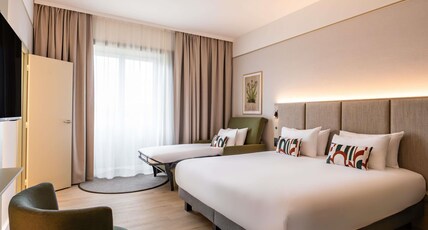 Mercure Liege City Centre Room Type - Deluxe room with 1 king size bed and 1 single sofa bed