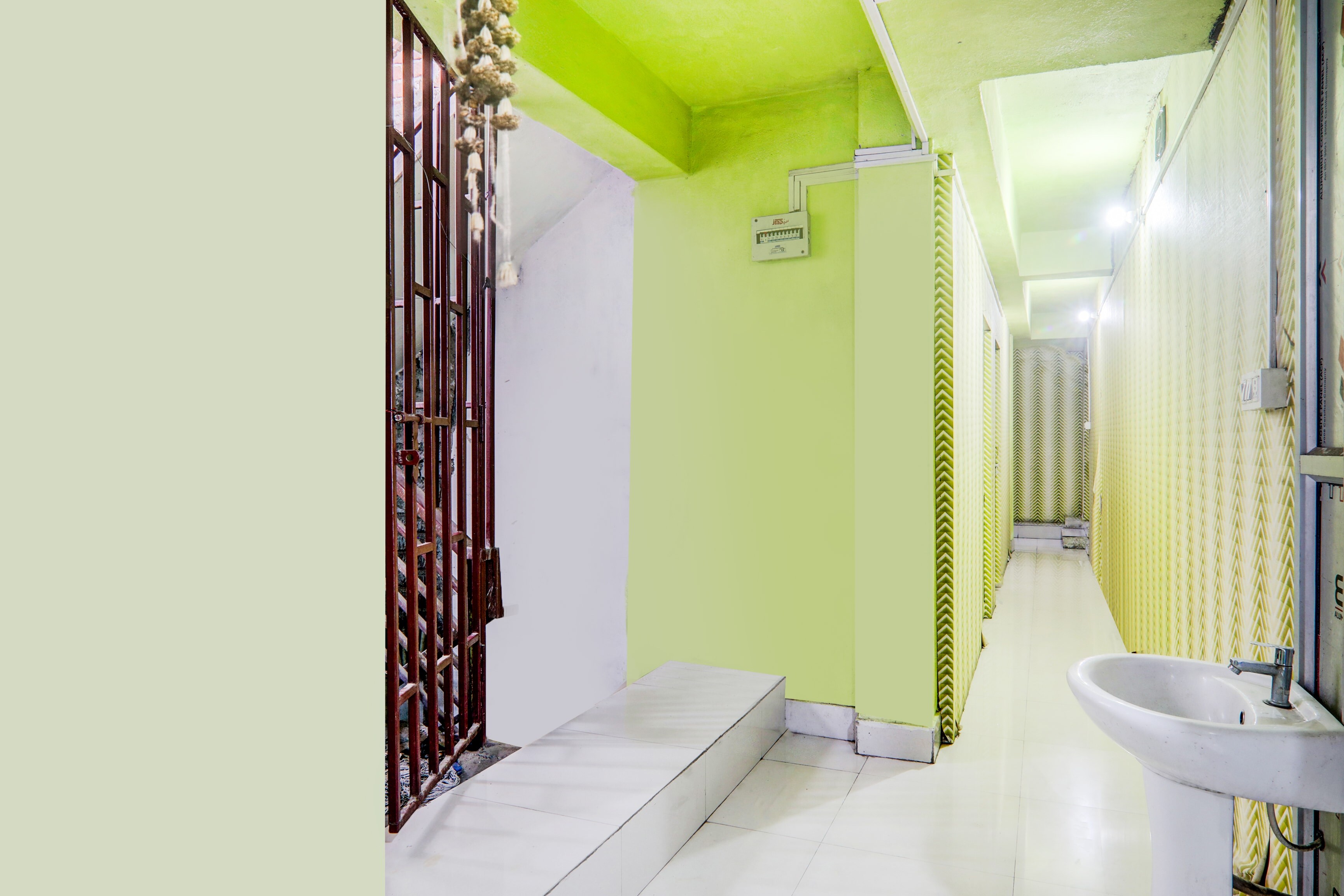 SPOT ON The Space Resto & Rooms Gulzarbagh Station Bus Stop - Tap to explore photos