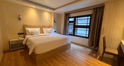 Juniper Mountain Resort Room Type - King Bed Room with Countryside View