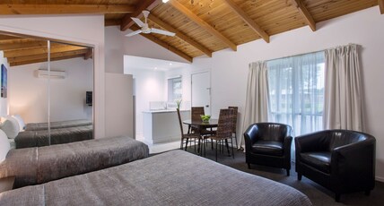Best Western Colonial Village Motel Room Type - 1 Queen 2 Single Beds, Non-Smoking, Accessible Room, Reverse Cycle Air Conditioning, Flat Screen Tel