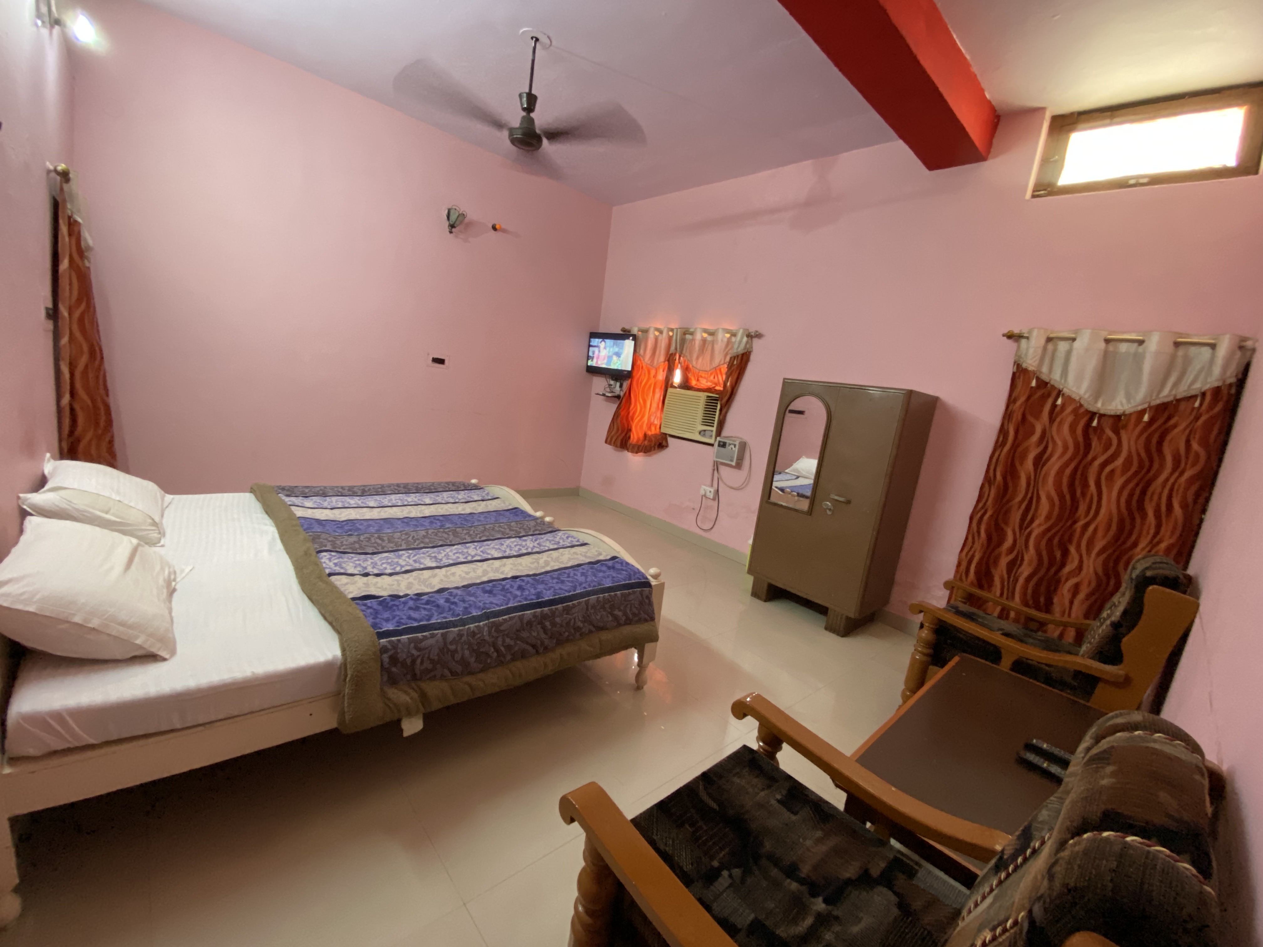 Hotel Shri Mahant - Tap to explore photos