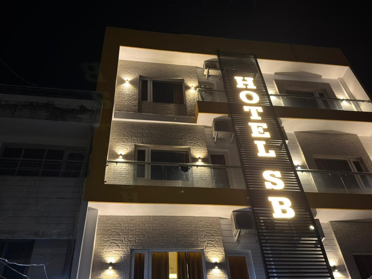Hotel Silver Bricks - Tap to explore photos