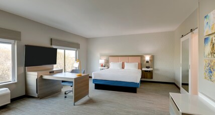 Hampton Inn & Suites by Hilton Weatherford Room Type - 1 KNG STDO MIC FRIDG WTBR