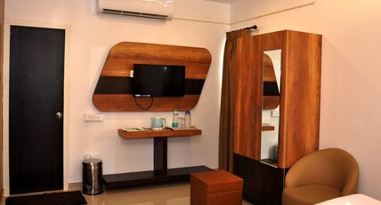 SDM Golden Tower Room Type - Deluxe Double Bed AC