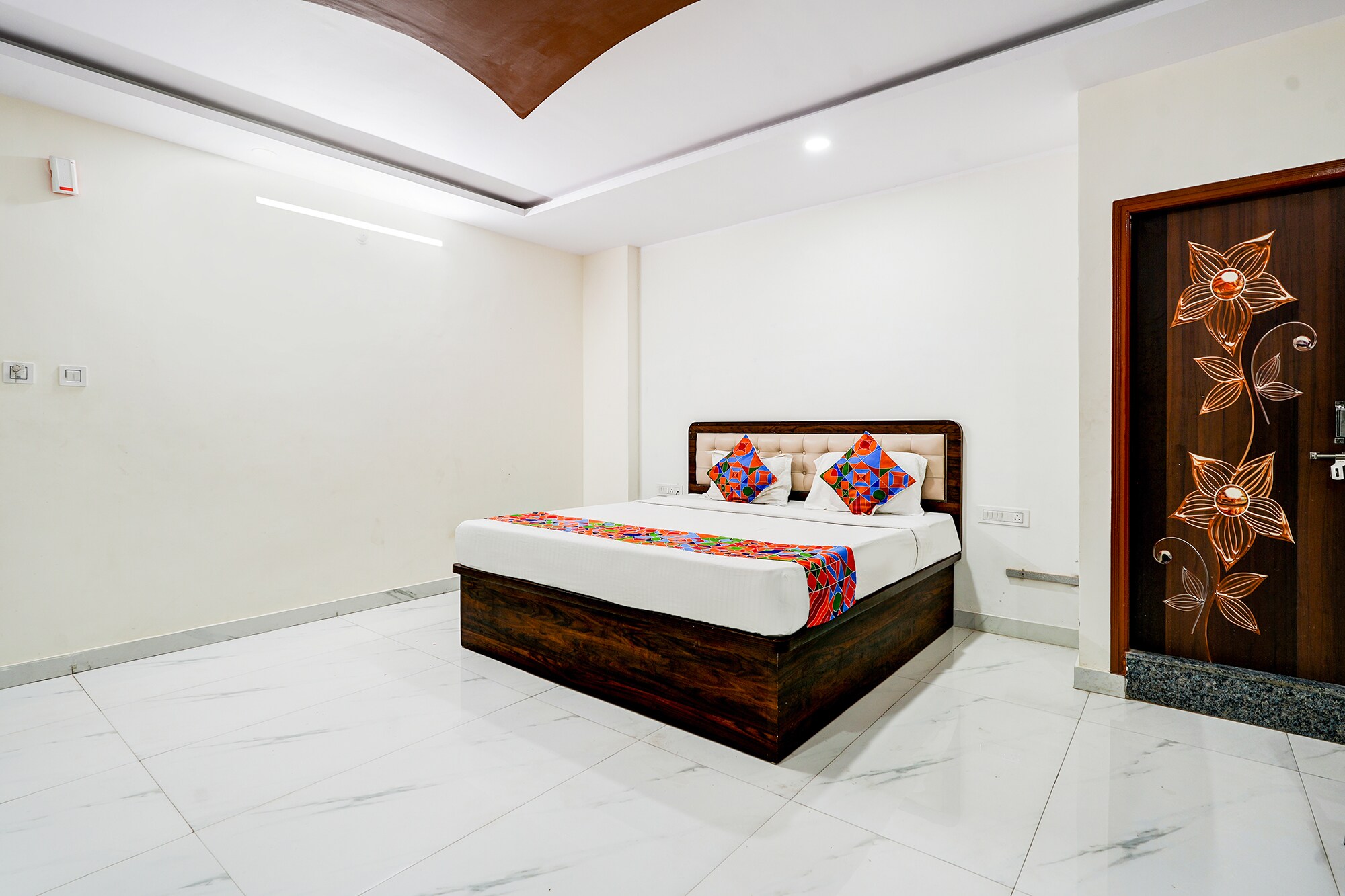 FabHotel Royal Garuda Palace - Tap to explore photos