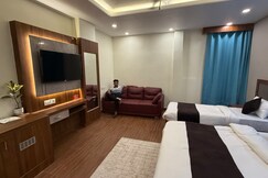 Hotel Bond Well (500m from Railway station)