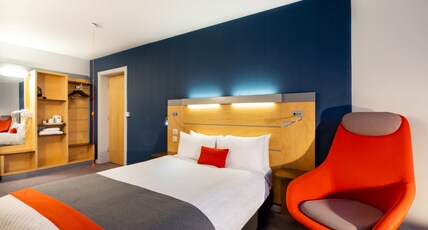 Holiday Inn Express DUNDEE Room Type - 1 Double Accessible with Free Hot Breakfast Holiday Inn Express DUNDEE Room Type - 1 Double Accessible with Free Hot Breakfast