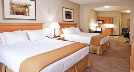Holiday Inn Express Hotel & Suites Chesterfield - Selfridge Area Room Type - 2 Queen Beds Suite Addl Living Area