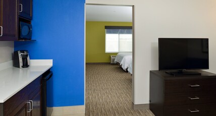 Holiday Inn Express & Suites Pueblo Room Type - 2 Queen Beds Suite