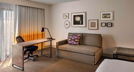 DoubleTree by Hilton Austin Room Type - 1 KING MOB ACC BATHTUB