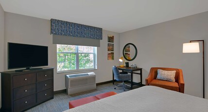 Hampton Inn Bath (Brunswick Area) Room Type - 1 KING BED NONSMOKING