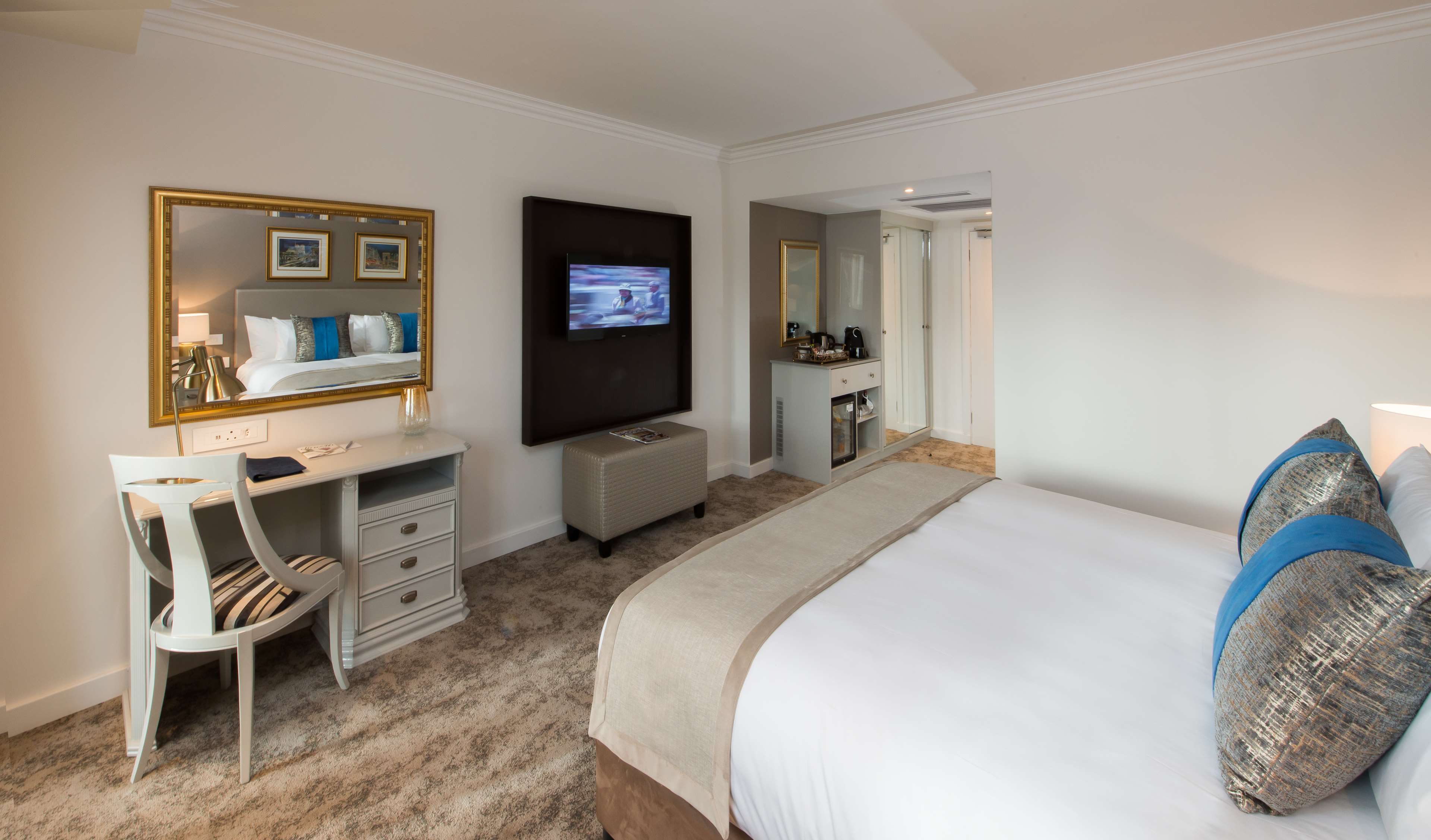 Radisson Blu Le Vendome Hotel, Cape Town - Tap to explore photos