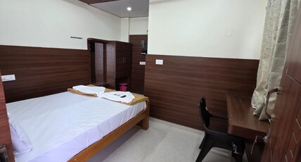 Hotel Sai Grand Room Type - Six Bed Non AC Room