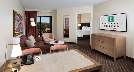 Embassy Suites Phoenix - Scottsdale Room Type - 1 KING GOLF MOUNTAIN VW NS
