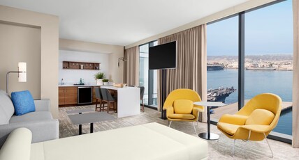 InterContinental San Diego Room Type - 1 Bedroom Suite Communications Accessible Tub