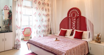 Brij Stays - Next to Isckon & Prem Mandir Room Type - Cherry Blossom