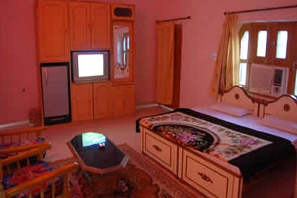 Hotel Oasis - Tap to explore photos