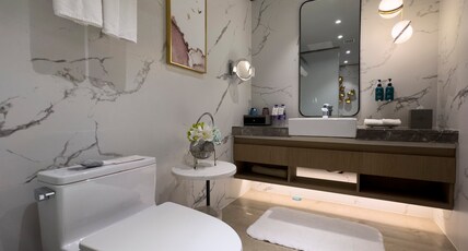 Crowne Plaza WUHAN DEVELOPMENT ZONE Room Type - 1 King Bed Loft Suite Lounge Access