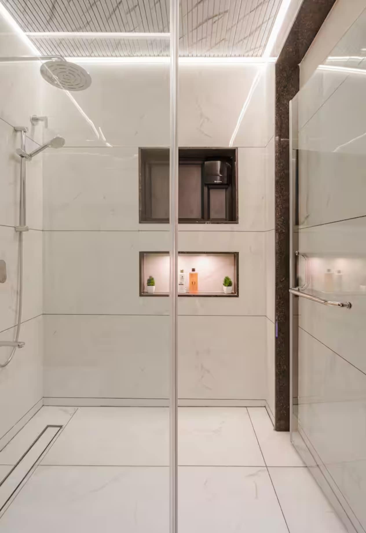 Hotel Vistara - Tap to explore photos