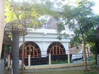 Tun L' hotel house boat Resorts - Tap to explore photos