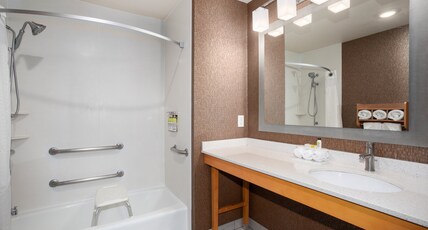 Holiday Inn Express Monterey - Cannery Row Room Type - 1 Double Standard Communications Mobility Accessible