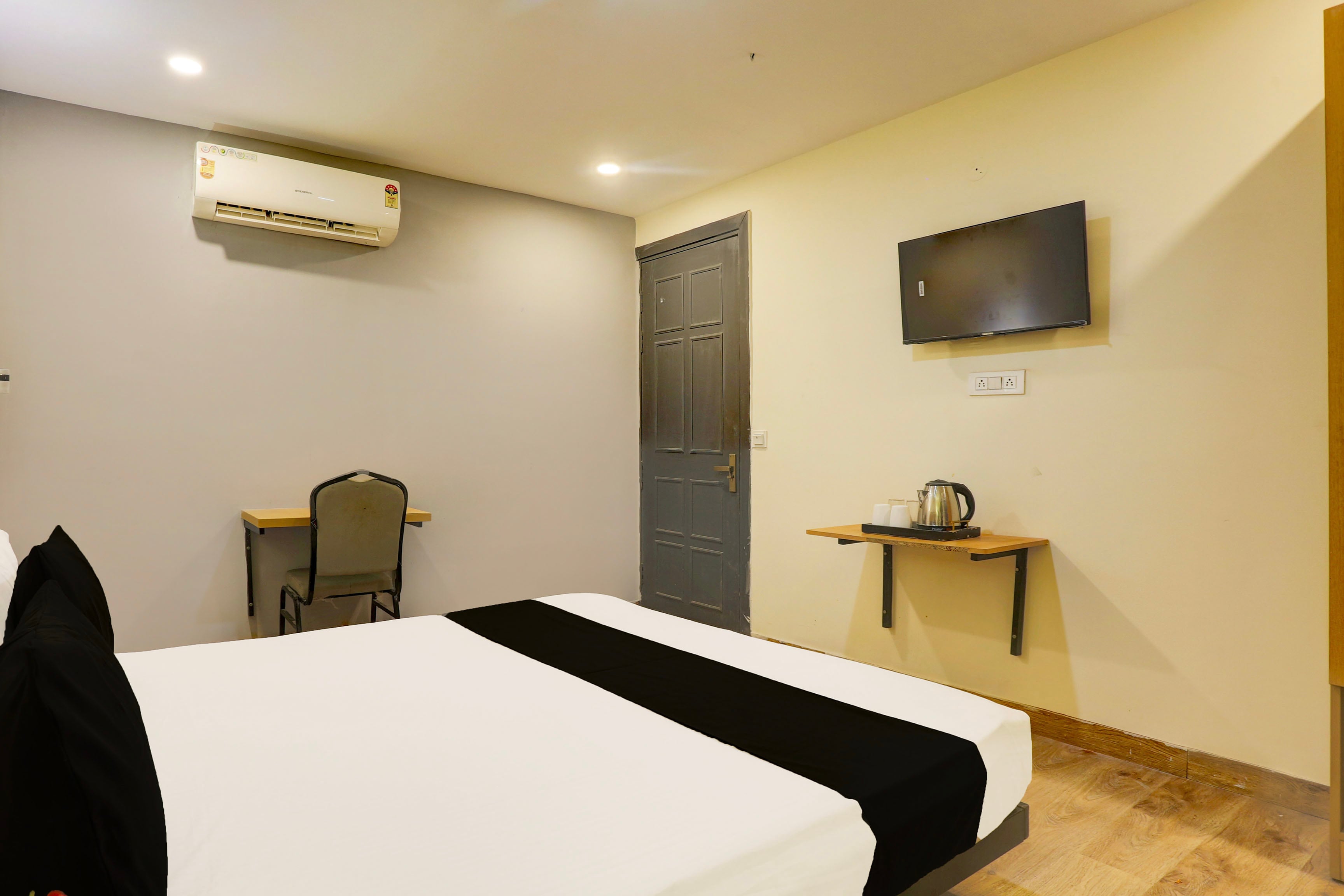Super Hotel O Near Uttam Nagar East Metro - Tap to explore photos