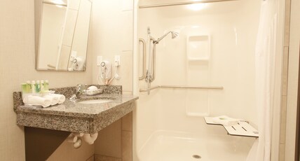 Holiday Inn Express FORT ST JOHN Room Type - 1 King Suite Accessible