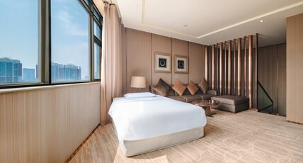 Crowne Plaza KUNMING CITY CENTRE  Room Type - 1 King 1 Single Bedroom  Suite Lounge Access Minifridge