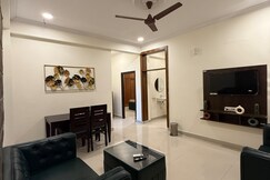 Premium 2BHK Suite by Rudra 10 min from Airport