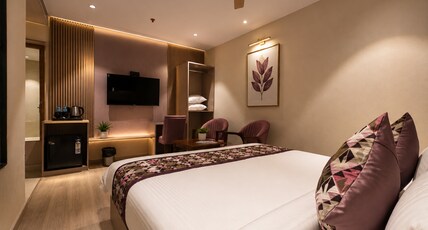 Purple Martin by Avsa Stayz - 2 mins to Heritage street and Golden Temple Room Type - Deluxe Double Room