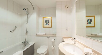 DoubleTree by Hilton Glasgow Strathclyde Room Type - QUEEN FAMILY GUEST ROOM