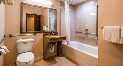 Best Western Plus The Inn & Suites At The Falls Room Type - Accessible - 1 King, Mobility Accessible, Bathtub, Non-Smoking, Full Breakfast