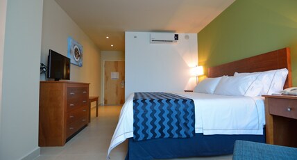 Holiday Inn Express Cabo San Lucas Room Type - 1 King Standard