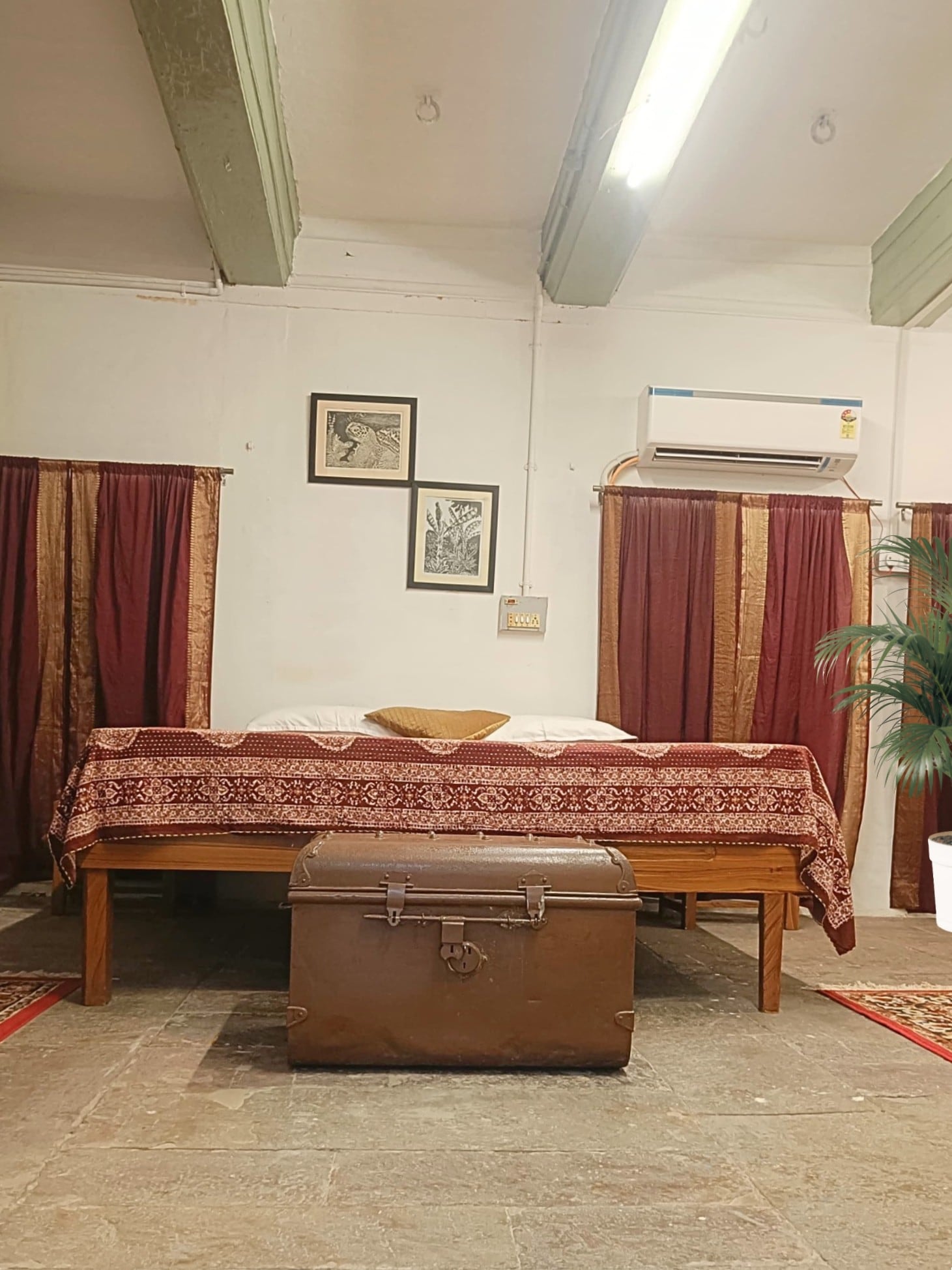 Vintage Home Near Ghats & Temple - Tap to explore photos