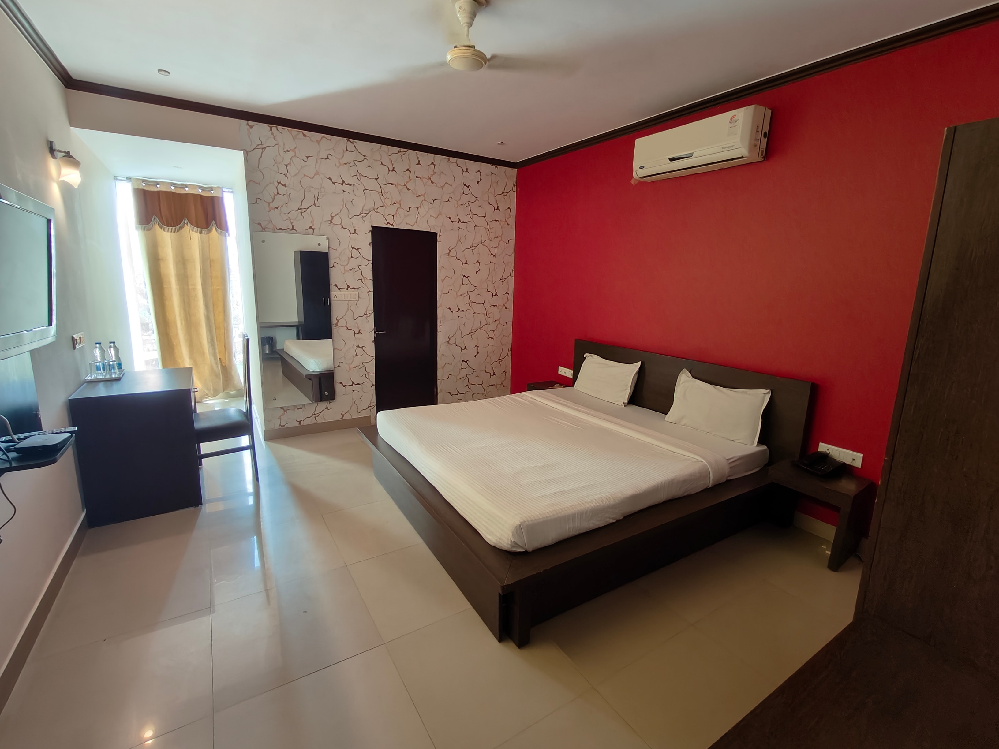 Hotel Savi Regency - Tap to explore photos