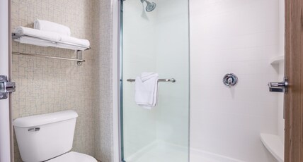 Holiday Inn Express WISCONSIN DELLS Room Type - 1 King 2 Queen Two Bedroom Suite