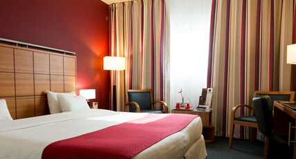 Holiday Inn Bordeaux Sud - Pessac Room Type - 1 King Bed Standard Stocked Minibar