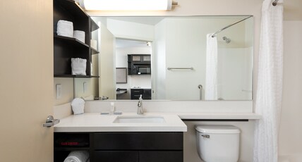 Candlewood Suites Sterling Room Type - Queen Studio Suite Full Kitchen
